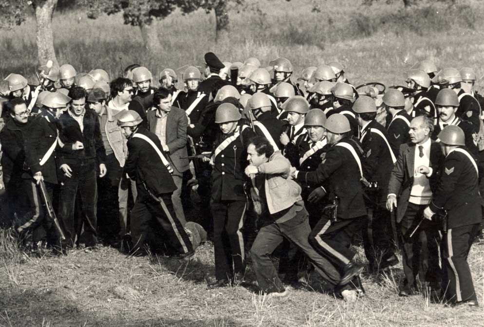 7-novembre-1979_I-carabinieri-sgomberano-la-Tenuta-miliare-di-Persano.jpg